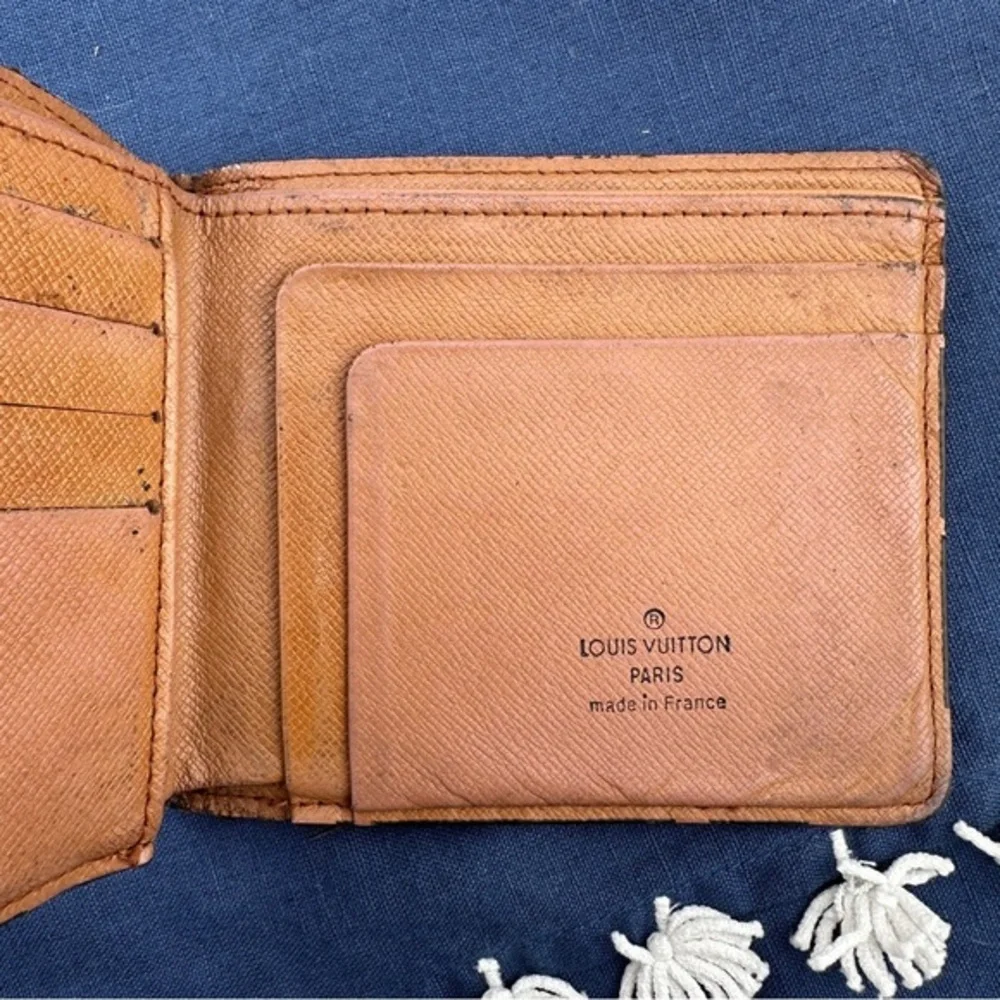 AUTHENTIC Louis Vuitton wallet. Monogram pattern.